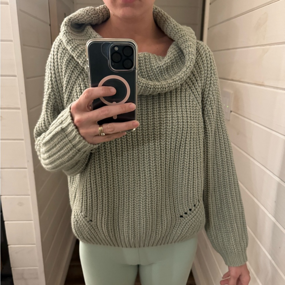 Moon & Madison loose fitting turtle neck